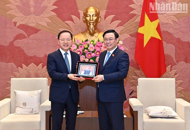 Entrega de un regalo de recuerdo a Park. Entrega de un regalo de recuerdo a Park.