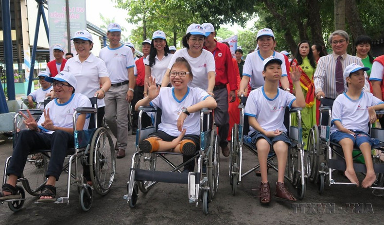 Más de cinco mil personas que son voluntarios de la Cruz Roja, empleados de empresas y habitantes de Ciudad Ho Chi Minh participan en la caminata para responder al Mes de Acción &quot;Por las víctimas del Agente Naranja y las personas discapacitadas de pocos recursos&quot; en 2019.