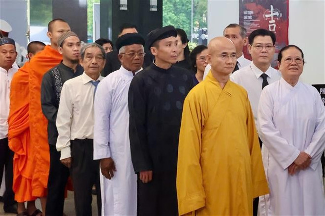 Las organizaciones religiosas rinden homenaje al exmiembro del Buró Político y expresidente Tran Duc Luong en el Salón de Thong Nhat de Ciudad Ho Chi Minh.