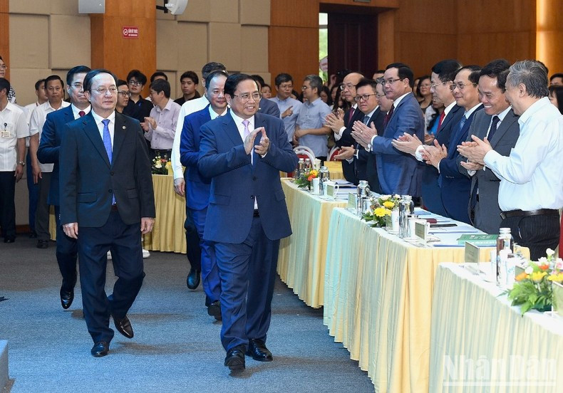 El dirigente llega al lugar del evento. El dirigente llega al lugar del evento.