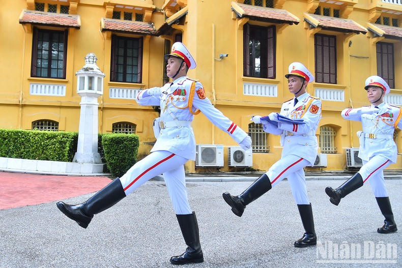 Los oficiales preparan el acto de izamiento.