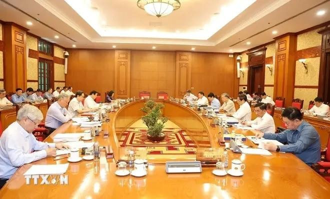 Una reunión del Buró Político del Comité Central del Partido Comunista de Vietnam. (Fotografía: VNA) Una reunión del Buró Político del Comité Central del Partido Comunista de Vietnam. (Fotografía: VNA)