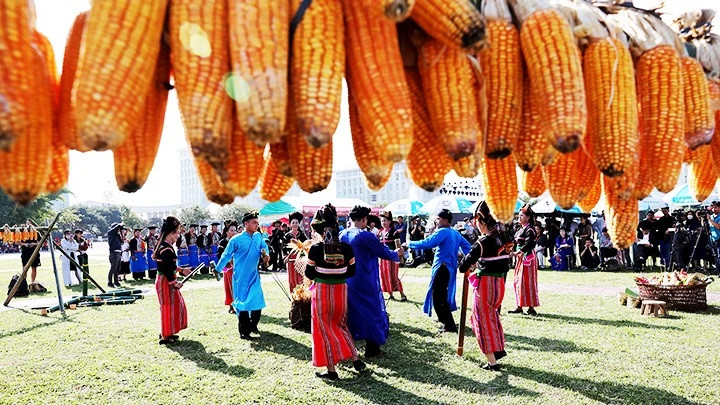 Una actuación de la danza “tang bu, tang bang”, que simula la recogida de agua de los Cong desde las manantiales a casa. Una actuación de la danza “tang bu, tang bang”, que simula la recogida de agua de los Cong desde las manantiales a casa.