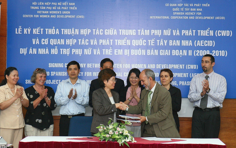 Ceremonia de firma del acuerdo para la segunda fase (2009-2010) del proyecto de viviendas de apoyo a mujeres y niños víctimas de trata de personas, entre representantes del Centro para la Mujer y el Desarrollo de Vietnam y la Agencia Española de Cooperación Internacional para el Desarrollo (Hanói, 24 de febrero de 2009). Ceremonia de firma del acuerdo para la segunda fase (2009-2010) del proyecto de viviendas de apoyo a mujeres y niños víctimas de trata de personas, entre representantes del Centro para la Mujer y el Desarrollo de Vietnam y la Agencia Española de Cooperación Internacional para el Desarrollo (Hanói, 24 de febrero de 2009).