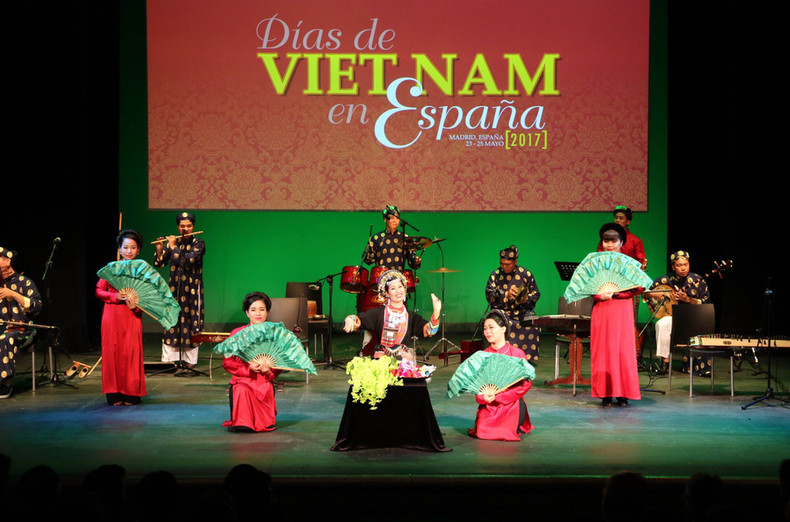 Actuaciones artísticas en la ceremonia de inauguración del “Día de Vietnam en España 2017”. Actuaciones artísticas en la ceremonia de inauguración del “Día de Vietnam en España 2017”.