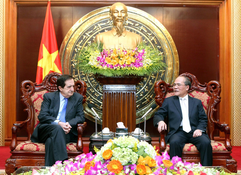 El presidente de la Asamblea Nacional, Nguyen Sinh Hung, recibe al vicepresidente primero del Senado español, Juan José Lucas Giménez (Hanói, 14 de enero de 2014). El presidente de la Asamblea Nacional, Nguyen Sinh Hung, recibe al vicepresidente primero del Senado español, Juan José Lucas Giménez (Hanói, 14 de enero de 2014).