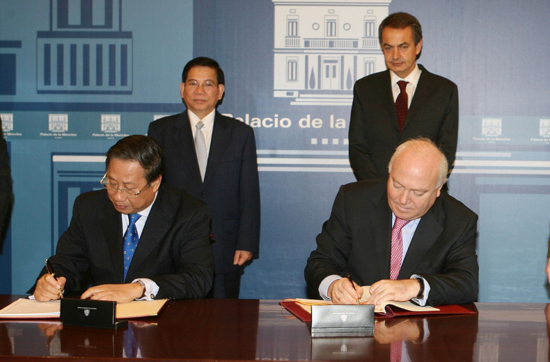 El presidente Nguyen Minh Triet y el presidente del Gobierno español, José Luis Rodríguez Zapatero, asisten a la ceremonia de firma del Programa de Acción Conjunta entre ambos Gobiernos, durante la visita de Estado del dirigente vietnamita a España del 13 al 16 de diciembre de 2009. En esa ocasión, ambas partes establecieron la “Asociación Estratégica hacia el Futuro”. El presidente Nguyen Minh Triet y el presidente del Gobierno español, José Luis Rodríguez Zapatero, asisten a la ceremonia de firma del Programa de Acción Conjunta entre ambos Gobiernos, durante la visita de Estado del dirigente vietnamita a España del 13 al 16 de diciembre de 2009. En esa ocasión, ambas partes establecieron la “Asociación Estratégica hacia el Futuro”.