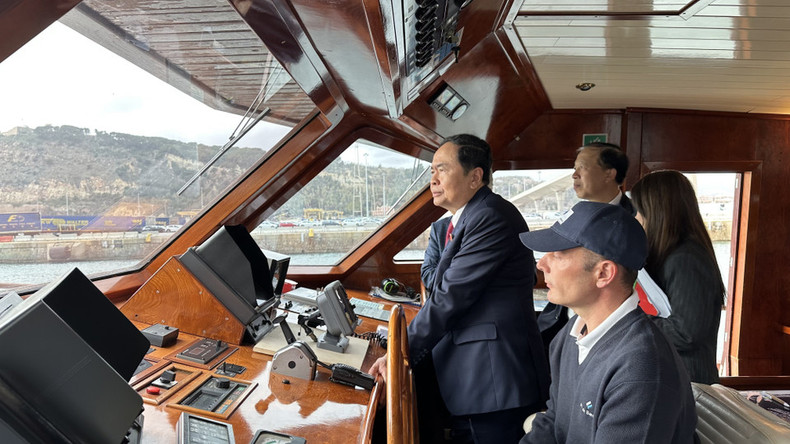 El vicepresidente permanente de la Asamblea Nacional, Tran Thanh Man, visita el puerto de aguas profundas de Barcelona (España, 2023). El vicepresidente permanente de la Asamblea Nacional, Tran Thanh Man, visita el puerto de aguas profundas de Barcelona (España, 2023).