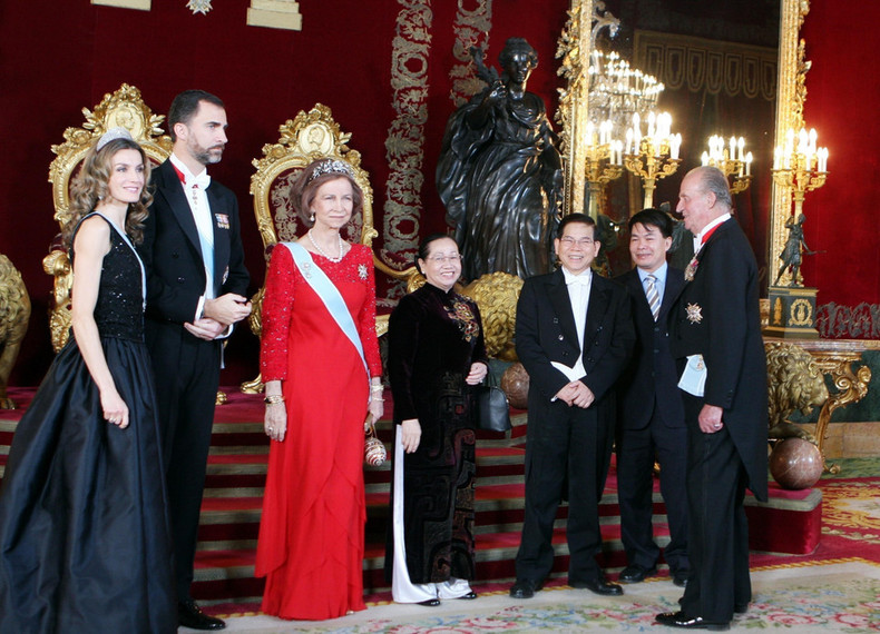 El Rey Juan Carlos y la Reina Sofía reciben al presidente Nguyen Minh Triet y su esposa en una visita de Estado del dirigente vietnamita a España del 13 al 16 de diciembre de 2009. Durante esa visita, ambas partes establecieron la “Asociación Estratégica hacia el Futuro”. El Rey Juan Carlos y la Reina Sofía reciben al presidente Nguyen Minh Triet y su esposa en una visita de Estado del dirigente vietnamita a España del 13 al 16 de diciembre de 2009. Durante esa visita, ambas partes establecieron la “Asociación Estratégica hacia el Futuro”.