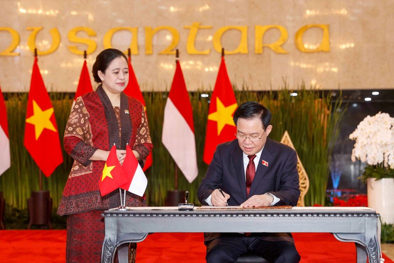 El dirigente vietnamita escribe en el libro de visitas en la sede de la Cámara de Representantes de Indonesia. El dirigente vietnamita escribe en el libro de visitas en la sede de la Cámara de Representantes de Indonesia.