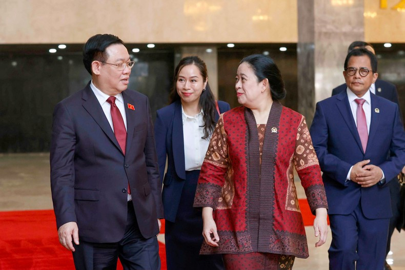 Charla entre los dos legisladores. Charla entre los dos legisladores.