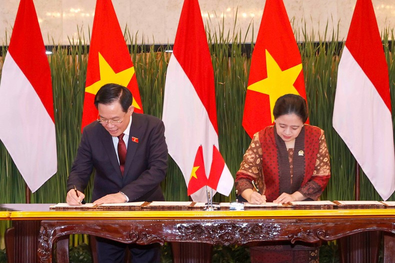 Los dos dirigentes firman un acuerdo de cooperación entre la Asamblea Nacional de Vietnam y la Cámara de Representantes de Indonesia. Los dos dirigentes firman un acuerdo de cooperación entre la Asamblea Nacional de Vietnam y la Cámara de Representantes de Indonesia.