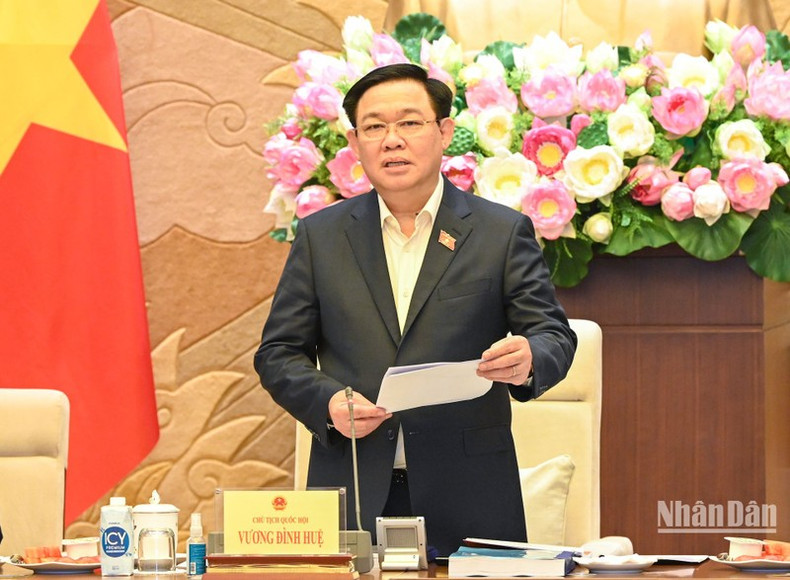 El presidente de la ANV, Vuong Dinh Hue, da palabras inaugurales de la sesión.