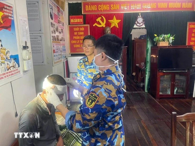 El personal médico atiende la herida de Dang Quang Nhi. (Fotografía: VNA)