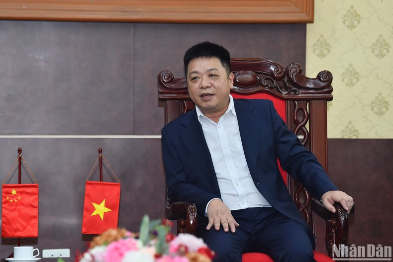 Que Dinh Nguyen, redactor subjefe del periódico Nhan Dan, da palabras.