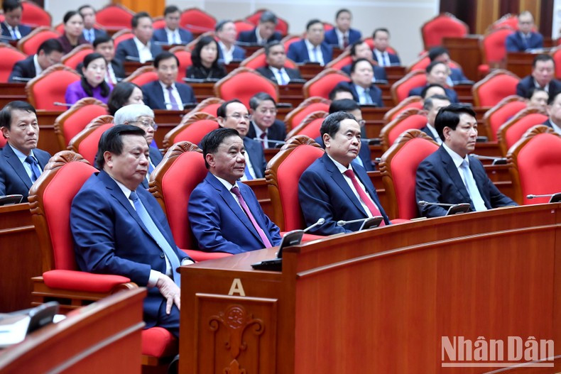 Dirigentes del Partido y del Estado en la reunión.