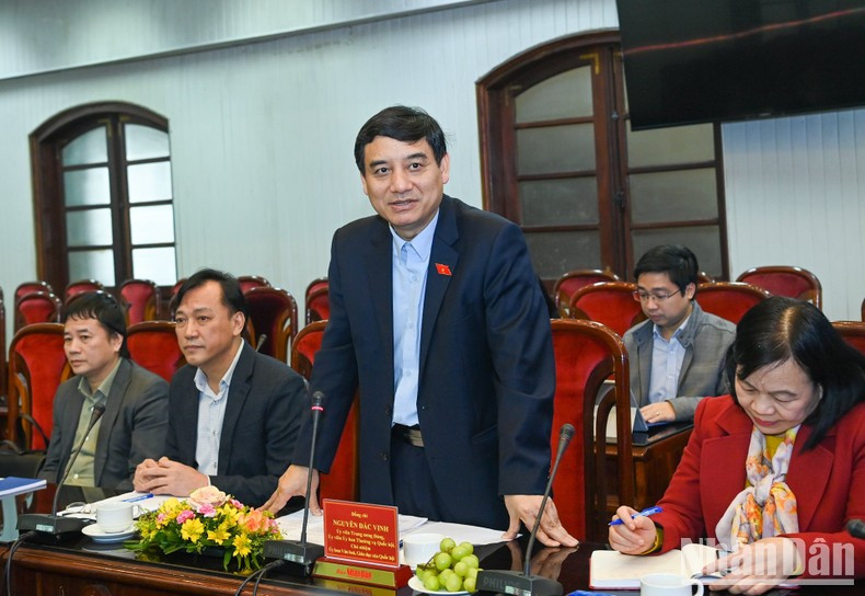 El jefe de la Comisión de Cultura y Educación de la Asamblea Nacional, Nguyen Dac Vinh, interviene en la reunión.