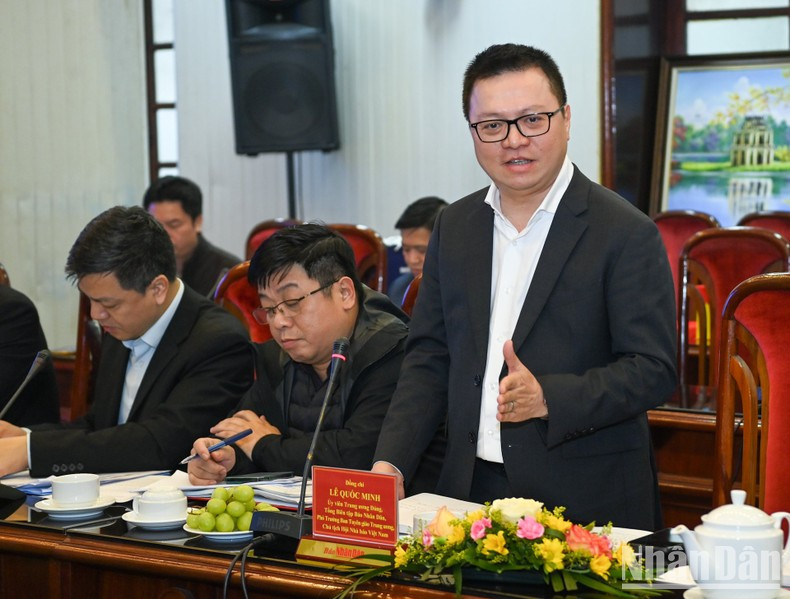 El presidente-editor del periódico Nhan Dan, Le Quoc Minh, da palabras.