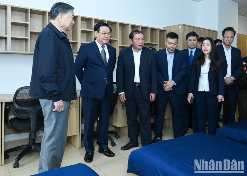 [Foto] Presidente del Parlamento vietnamita visita centro de formación de fútbol juvenil ảnh 5
