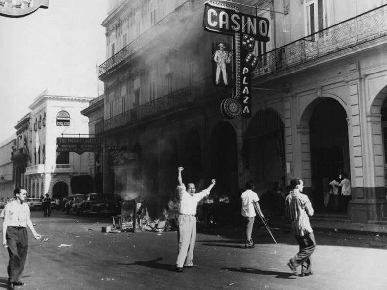 El año 1959 marcó el triunfo de la Revolución cubana. En la imagen, partidarios en La Habana salieron a las calles a celebrar la caída de la dictadura. (Foto de archivo de VNA) El año 1959 marcó el triunfo de la Revolución cubana. En la imagen, partidarios en La Habana salieron a las calles a celebrar la caída de la dictadura. (Foto de archivo de VNA)