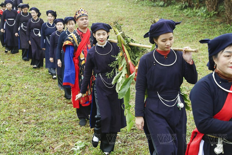 El desfile con frutas y ofrendas para despedir a la Madre Luna que se va al cielo.