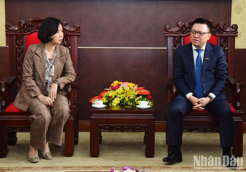 Reunión entre Viet Trang y Le Quoc Minh, miembro del Comité Central del Partido, presidente-editor de Nhan Dan, subjefe de la Comisión de Comunicación y Educación de ese comité y titular de la Asociación de Periodistas de Vietnam. Reunión entre Viet Trang y Le Quoc Minh, miembro del Comité Central del Partido, presidente-editor de Nhan Dan, subjefe de la Comisión de Comunicación y Educación de ese comité y titular de la Asociación de Periodistas de Vietnam.