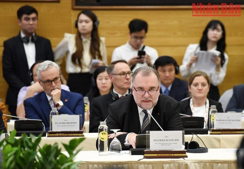 Un delegado de las asociaciones alemanas interviene en el coloquio. Un delegado de las asociaciones alemanas interviene en el coloquio.