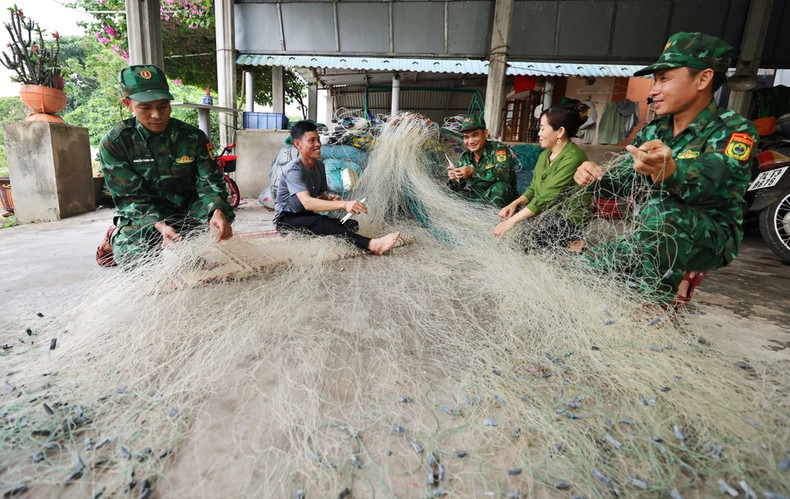Los guardias fronterizos de la estación de Con Co y los pescadores de la isla. Los guardias fronterizos de la estación de Con Co y los pescadores de la isla.