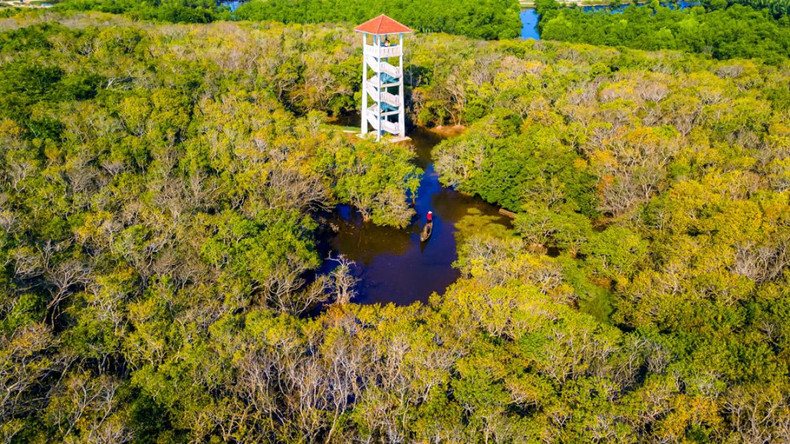 En medio del recinto está erigido un observatorio de hormigón al servicio de la labor de gestión. Desde la cima de la torre se puede contemplar el panorama de lagunas y paisajes locales, inmensos y magníficos.