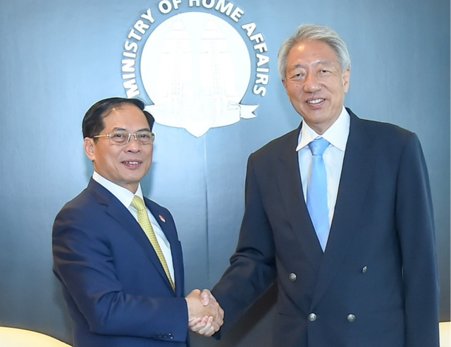 El canciller Bui Thanh Son (izquierda) y el ministro coordinador para Seguridad Nacional de Singapur, Teo Chee Hean. (Fotografía: Ministerio de Relaciones Exteriores de Vietnam) El canciller Bui Thanh Son (izquierda) y el ministro coordinador para Seguridad Nacional de Singapur, Teo Chee Hean. (Fotografía: Ministerio de Relaciones Exteriores de Vietnam)