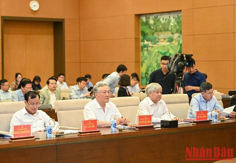 El presidente del Tribunal Popular Supremo, Nguyen Hoa Binh, y el titular del Frente de la Patria, Do Van Chien.