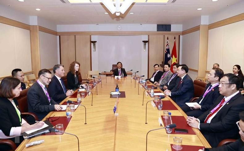 Encuentro entre Vuong Dinh Hue y Richard Marles.