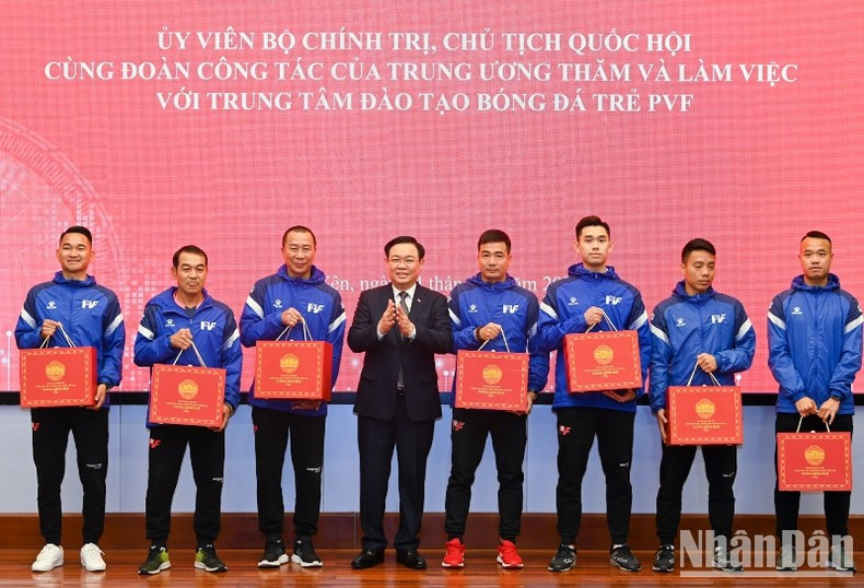 [Foto] Presidente del Parlamento vietnamita visita centro de formación de fútbol juvenil ảnh 9