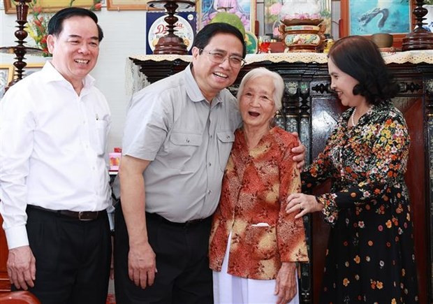 El jefe de Gobierno visita a la veterana y Madre Heroica Vietnamita (título honorífico otorgado por el Estado) Le Thi Khanh. (Fotografía: VNA) El jefe de Gobierno visita a la veterana y Madre Heroica Vietnamita (título honorífico otorgado por el Estado) Le Thi Khanh. (Fotografía: VNA)