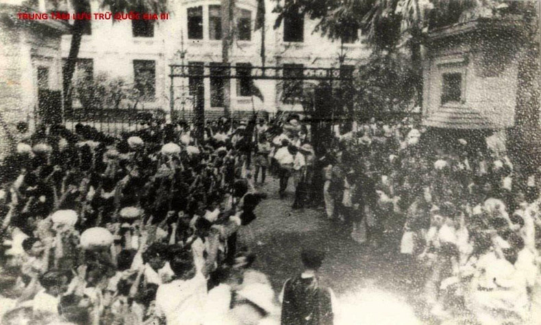 La gente celebrando el apoderamiento del Palacio de Tonkín por el Viet Minh, el 19 de agosto de 1945. (Fotografía: Centro Nacional de Archivos III) La gente celebrando el apoderamiento del Palacio de Tonkín por el Viet Minh, el 19 de agosto de 1945. (Fotografía: Centro Nacional de Archivos III)