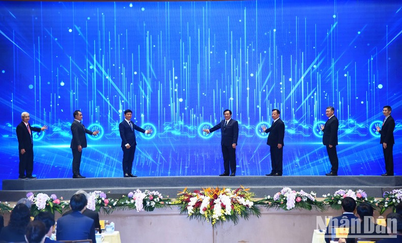 En la ocasión, fue anunciado el establecimiento del Centro de Innovación Vietnam-Singapur en la sureña provincia vietnamita de Binh Duong.