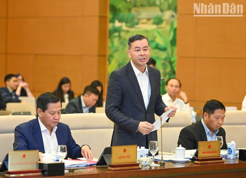 El auditor general estatal, Ngo Van Tuan, lee una presentación de dicha ordenanza. El auditor general estatal, Ngo Van Tuan, lee una presentación de dicha ordenanza.