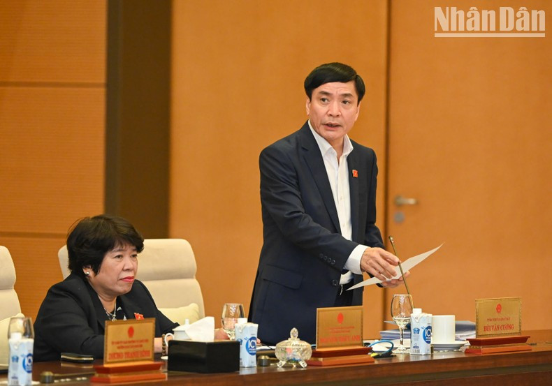 El secretario general y jefe de la Oficina Parlamentaria, Bui Van Cuong. El secretario general y jefe de la Oficina Parlamentaria, Bui Van Cuong.