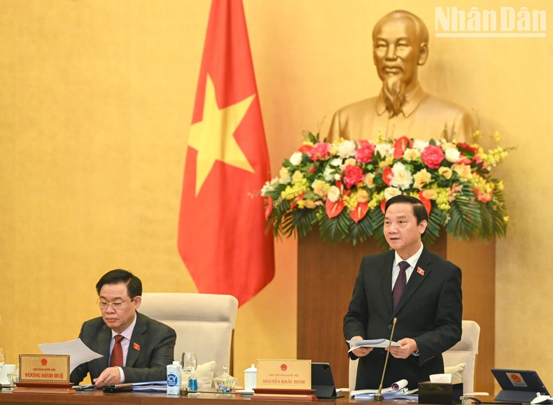 El vicepresidente de la ANV Nguyen Khac Dinh dirige el debate sobre la posibilidad de aprobar una ordenanza sobre sanciones de infracciones administrativas en el ámbito de auditoría estatal. El vicepresidente de la ANV Nguyen Khac Dinh dirige el debate sobre la posibilidad de aprobar una ordenanza sobre sanciones de infracciones administrativas en el ámbito de auditoría estatal.