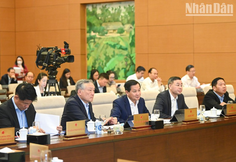 Participaron en la reunión el presidente del Tribunal Popular Supremo, Nguyen Hoa Binh, y el vice primer ministro Le Minh Khai. Participaron en la reunión el presidente del Tribunal Popular Supremo, Nguyen Hoa Binh, y el vice primer ministro Le Minh Khai.