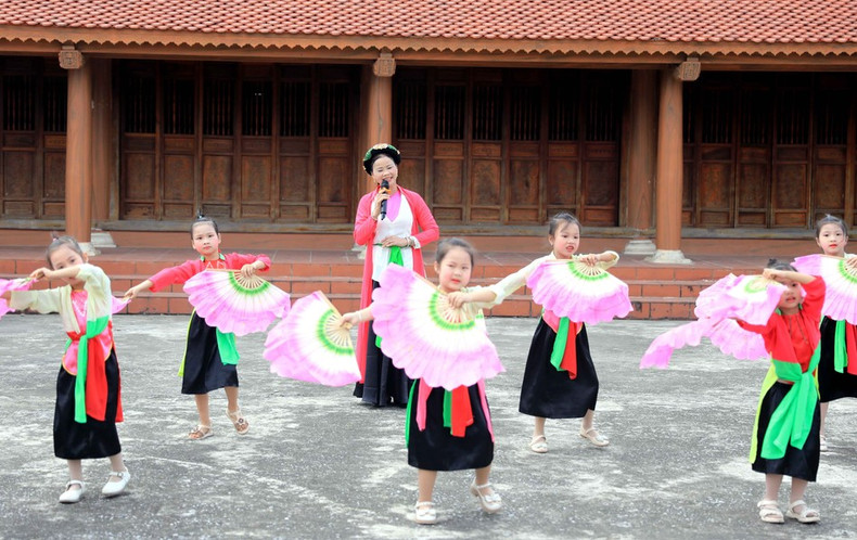 Una actividad del Club Cheo de la comuna de Vu Binh (Kien Xuong, Thai Binh). Una actividad del Club Cheo de la comuna de Vu Binh (Kien Xuong, Thai Binh).