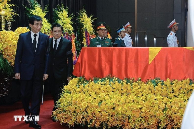 Wang Huning, miembro del Comité Permanente del Buró Político del Comité Central del PCCh, presidente del CCPPCh y representante especial del secretario general del PCCh y presidente chino, Xi Jinping, en el velatorio.