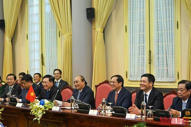 Xuan Phuc y delegados vietnamitas. Xuan Phuc y delegados vietnamitas.