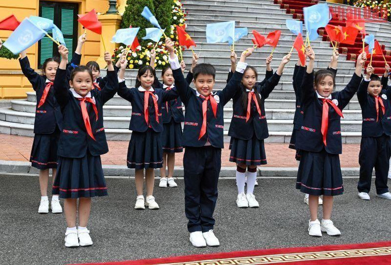 Niños capitalinos dan la bienvenida al máximo encargado de la ONU. Niños capitalinos dan la bienvenida al máximo encargado de la ONU.
