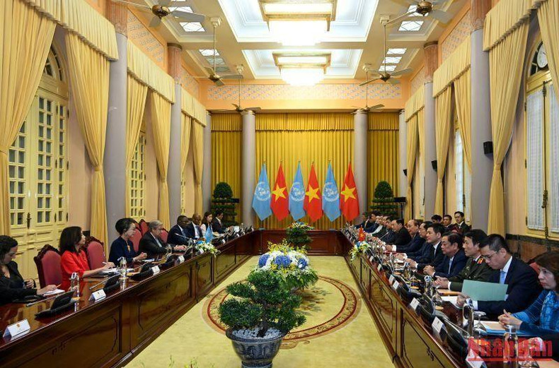 Panorama de la reunión bilateral efectuada posteriormente en el Palacio Presidencial, en Hanói. Panorama de la reunión bilateral efectuada posteriormente en el Palacio Presidencial, en Hanói.
