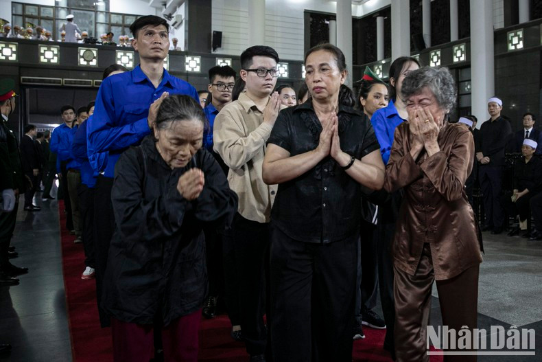 Pese a su edad avanzada, numerosos ciudadanos acuden al tanatorio nacional para homenajear al dirigente.