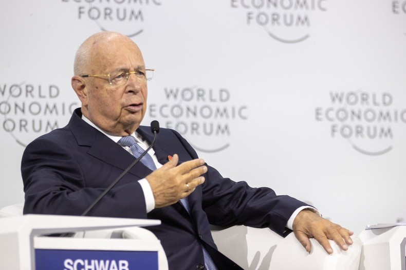 El fundador y presidente ejecutivo del FEM, Klaus Schwab, habla en la sesión. El fundador y presidente ejecutivo del FEM, Klaus Schwab, habla en la sesión.