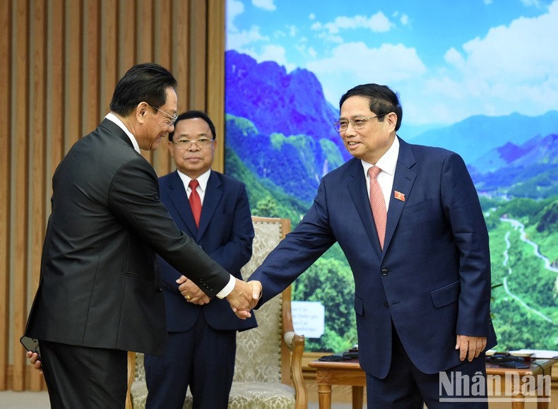 Minh Chinh recibe a miembros de la delegación laosiana.