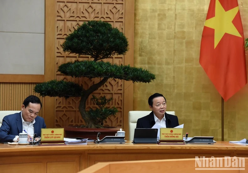 El vice primer ministro Tran Hong Ha (derecha) interviene en la cita.