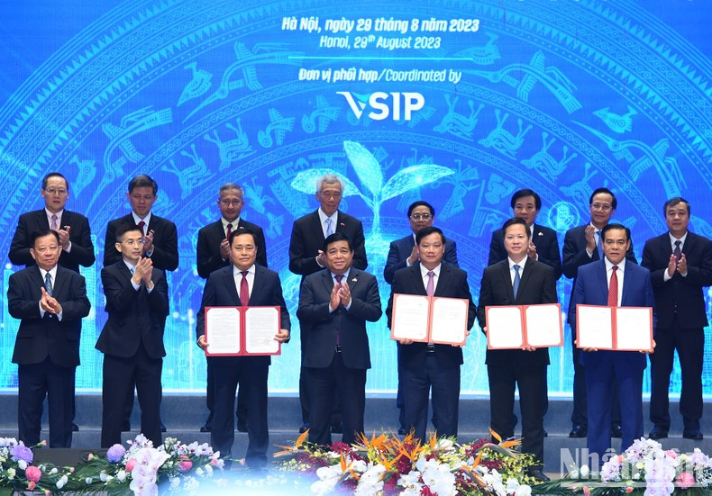 Entrega de licencias a representantes de los proyectos de VSIP.